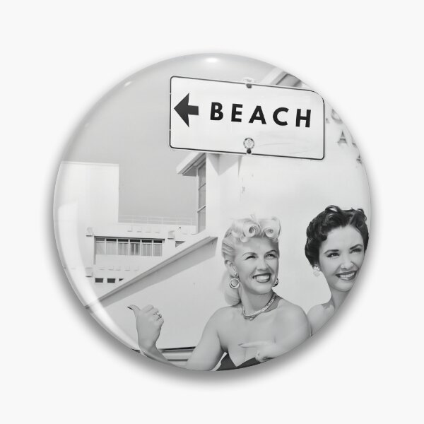 Artikelvorschau, Kalifornische Mädchen trampen zum Strand – das Leben ist kurz. Humorvolle, lustige Vintage-Schwarzweißfotografie. entworfen und verkauft von Astrid Arkhangelsky.