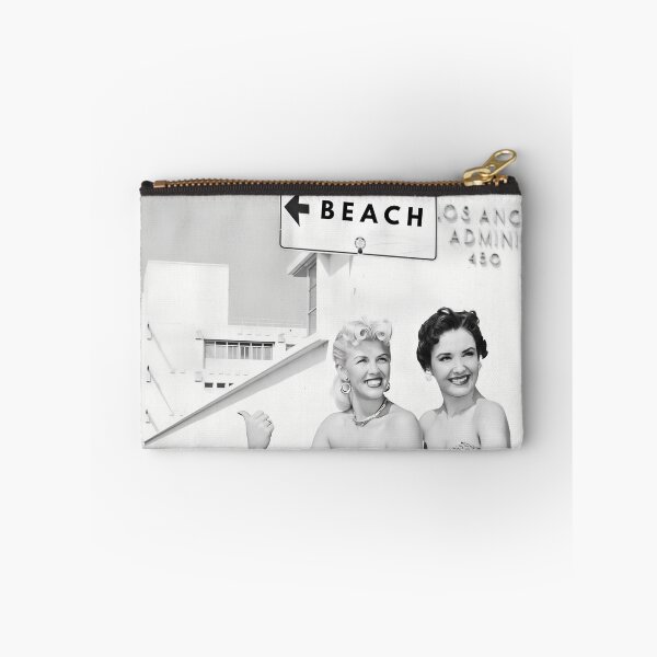 Artikelvorschau, Kalifornische Mädchen trampen zum Strand – das Leben ist kurz. Humorvolle, lustige Vintage-Schwarzweißfotografie. entworfen und verkauft von Astrid Arkhangelsky.