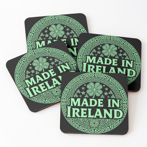 Aperçu de l'œuvre Made In Ireland - Celtic Knot Shamrock Badge in Emerald Green créée et vendue par Lucid Dream Pixel.