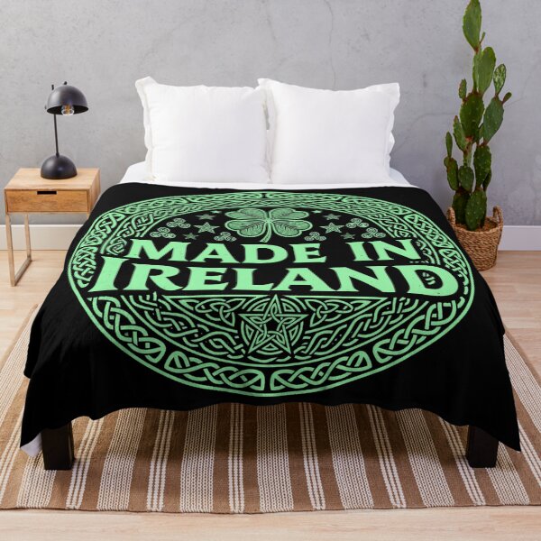 Aperçu de l'œuvre Made In Ireland - Celtic Knot Shamrock Badge in Emerald Green créée et vendue par Lucid Dream Pixel.