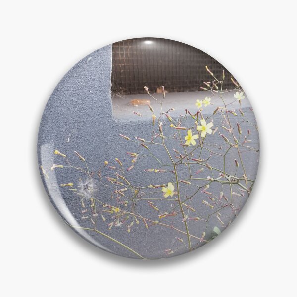 Artikelvorschau, Delicate Yellow Flowers Growing Outdoors entworfen und verkauft von PhuongVoArt.
