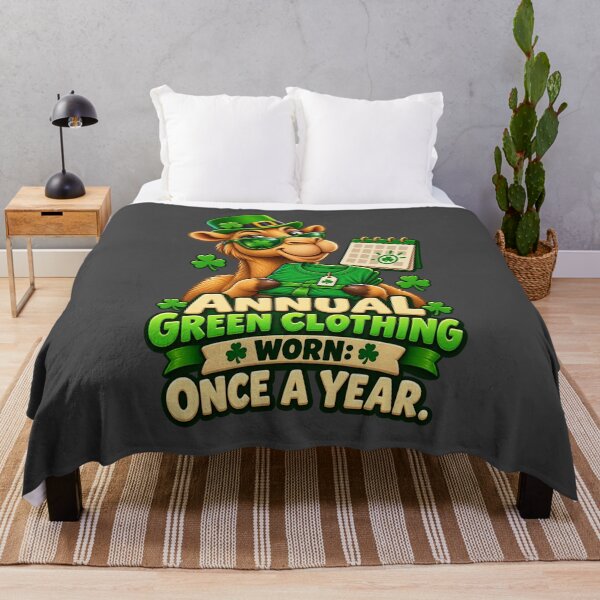 Artikelvorschau, Jährliche grüne Kleidung, einmal im Jahr getragen – Lustiges Grafik-T-Shirt entworfen und verkauft von Camel & Quirk.