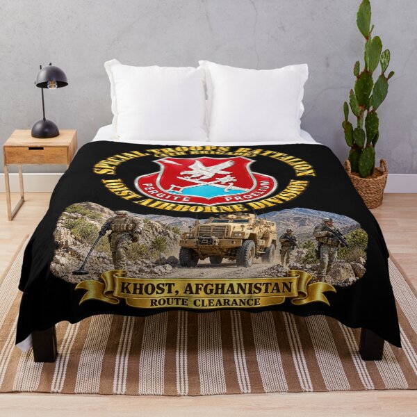 Artikelvorschau, Spezialtruppenbataillon, 4. Brigade – 101. Luftlandedivision – KHOST, AFGHANISTAN · Räumung der Route – 3D – Transparent entworfen und verkauft von Military Insignia Products.