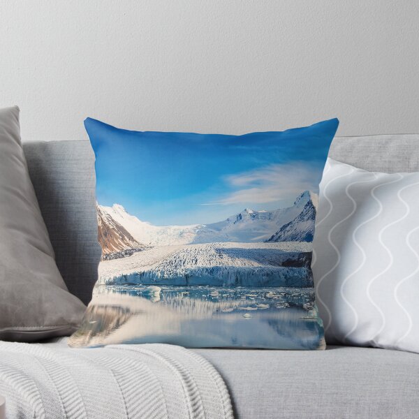 Aperçu de l'œuvre Un glacier majestueux se reflétant dans un lac calme, entouré de montagnes imposantes sous un ciel d'un bleu limpide. créée et vendue par homydesign.