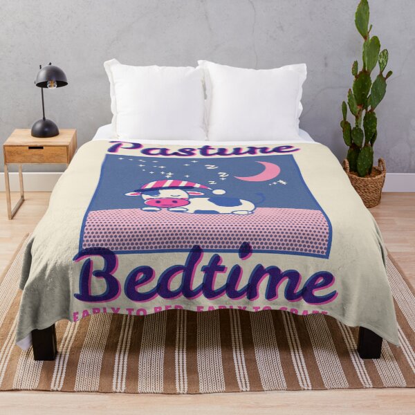 Aperçu de l'œuvre Pasture Bedtime Sleepy Cow Pun Pajama créée et vendue par somebasic.