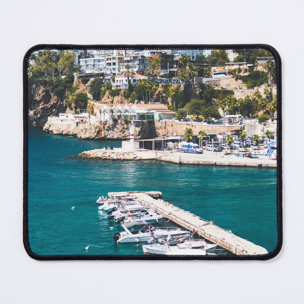 Artikelvorschau, Boote, die in einem Yachthafen entlang der Küste von Antalya vor Anker liegen entworfen und verkauft von Matricko.