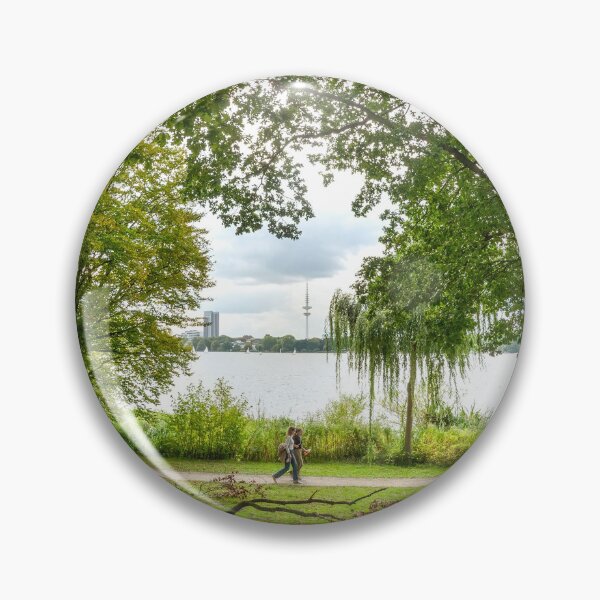 Artikelvorschau, Zwei Personen spazieren auf dem Weg im Lakeside Park entworfen und verkauft von Hutchingse.