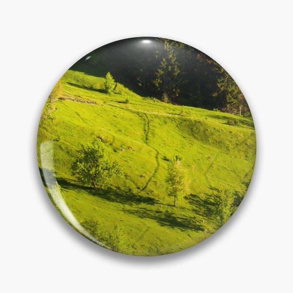 Artikelvorschau, Sonnenbeschienener grüner Hügel, umgeben von dichtem Wald entworfen und verkauft von Ayubaslatere.