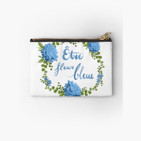 Aperçu de l'œuvre Être fleur bleue – Couronne de fleurs d'hortensia bleues créée et vendue par Christina Angele Design.