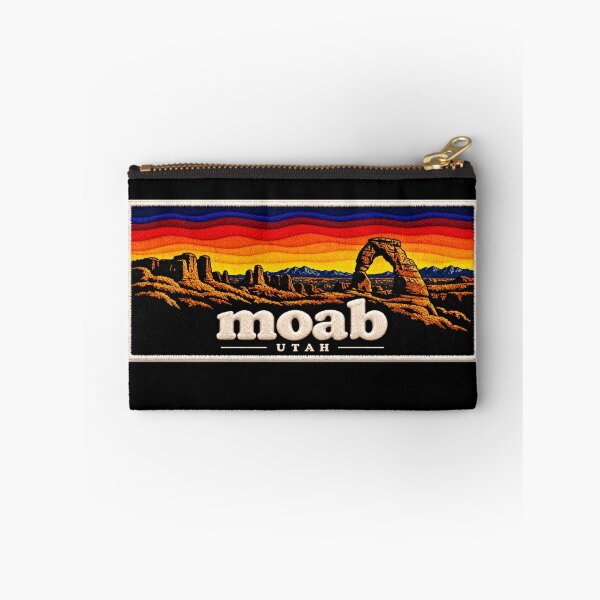 Artikelvorschau, Moab Utah Stickaufnäher – Vintage-Sonnenuntergang in der roten Felsenwüste entworfen und verkauft von Swanny's Custom T-shirt and Gift Designs.