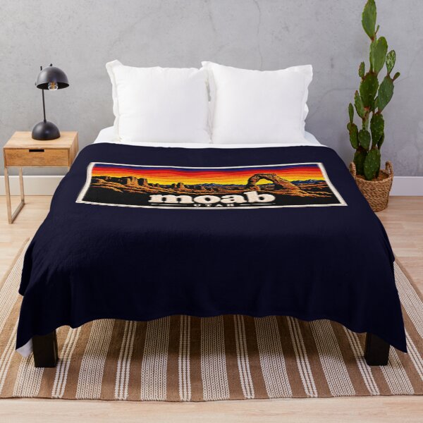 Artikelvorschau, Moab Utah Stickaufnäher – Vintage-Sonnenuntergang in der roten Felsenwüste entworfen und verkauft von Swanny's Custom T-shirt and Gift Designs.