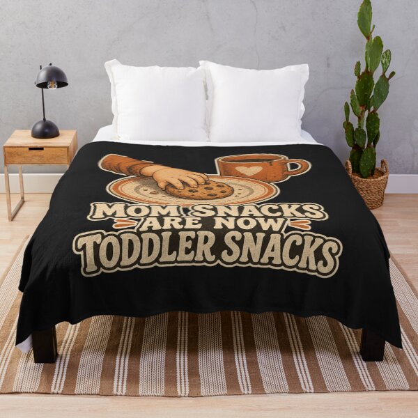 Artikelvorschau, „Mama-Snacks sind jetzt Kleinkind-Snacks“-Shirt, lustiges Kleinkind-Mama-T-Shirt, humorvolles Mama-Snack-Shirt, Geschenk-Shirt für Mütter, Vintage-Snack-Grafik entworfen und verkauft von TshirtsLabs.