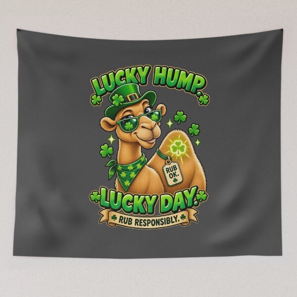 Aperçu de l'œuvre T-shirt graphique humoristique irlandais pour la Saint-Patrick : « Lucky Hump Lucky Day » avec un chameau. créée et vendue par Camel & Quirk.