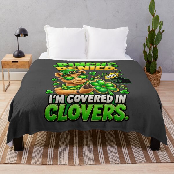 Aperçu de l'œuvre Pincement refusé, je suis couvert de trèfles pour la Saint-Patrick – T-shirt graphique irlandais humoristique pour la Saint-Patrick créée et vendue par Camel & Quirk.