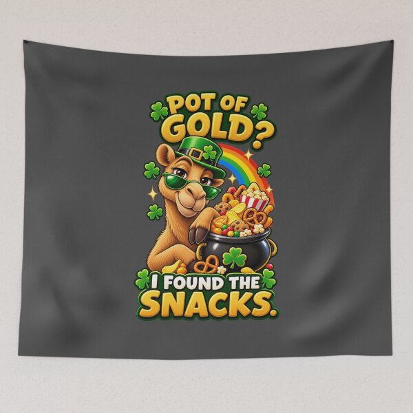 Aperçu de l'œuvre Pot d'or, j'ai trouvé les friandises ! T-shirt graphique humoristique irlandais pour la Saint-Patrick avec un chameau – créée et vendue par Camel & Quirk.