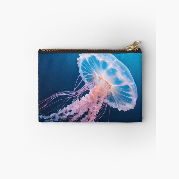 Aperçu de l'œuvre Des méduses aux couleurs éclatantes flottant gracieusement sous l'eau, illustrant le lien entre la nature et l'IA générative créée et vendue par homydesign.