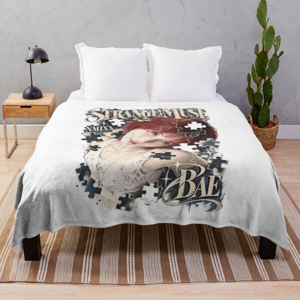 Aperçu de l'œuvre NMIXX Bae Strange Muse Gothic Visual | Collection Kpop créée et vendue par Valereekmerch.