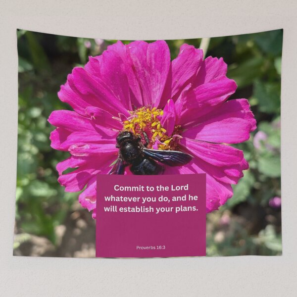 Aperçu de l'œuvre Proverbes 16:3 abeille sur fond de fleur rose créée et vendue par happytraveller1.