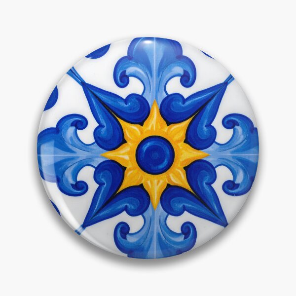 Artikelvorschau, Eine Keramikfliese mit aufwendigen blauen und gelben Blumenmustern auf weißem Grund, die traditionelle Kunstfertigkeit und lebendiges Design widerspiegelt. entworfen und verkauft von homydesign.