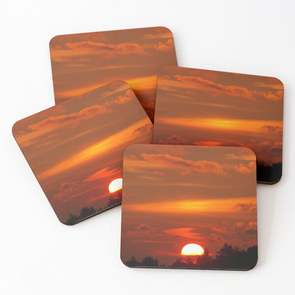 Artikelvorschau, Leuchtend roter Sonnenuntergangshimmel über der Baumgrenze entworfen und verkauft von simonwarz.