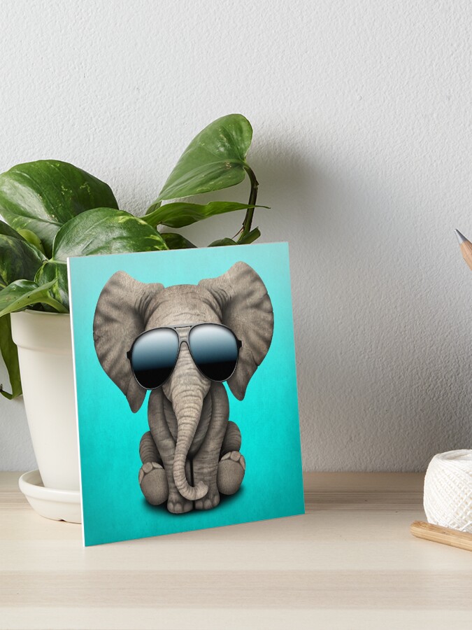 Bébé mignon éléphant portant des lunettes de soleil Impression rigide
