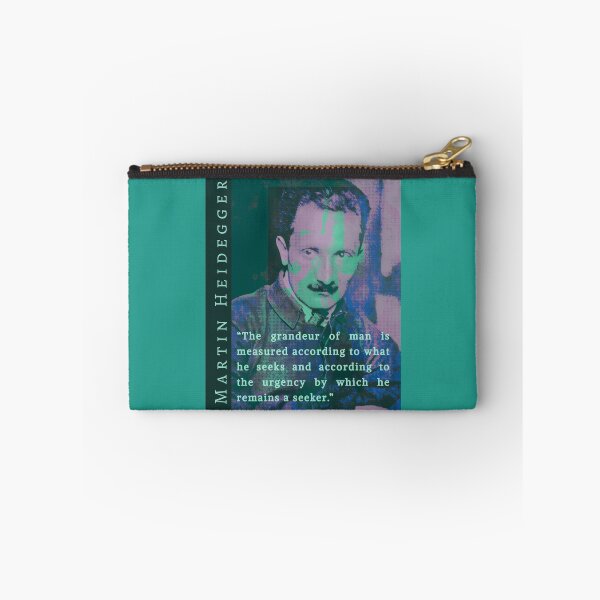 Artikelvorschau, Zitat von Martin Heidegger: Die Größe des Menschen misst sich daran, wonach er strebt und mit welcher Dringlichkeit er ein Suchender bleibt. entworfen und verkauft von artbleed.
