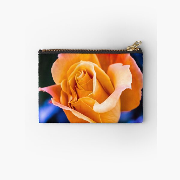 Aperçu de l'œuvre Rose orange éclatante en pleine floraison créée et vendue par Birds & Beans Photography.