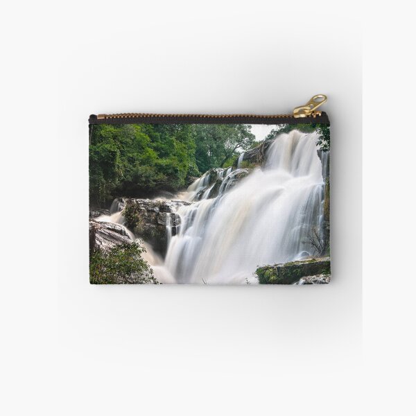 Aperçu de l'œuvre Le Mur d'Eau — Cascade en Plein Mouvement, Chiang Mai, Thaïlande créée et vendue par Jomsunshine.