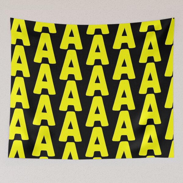 Aperçu de l'œuvre Lettre A jaune sur fond rouge pour une fête costumée d'Halloween créée et vendue par OddityVault.
