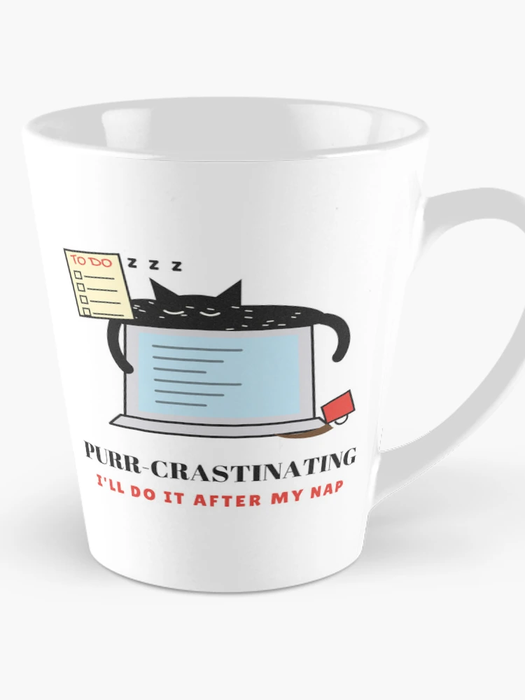 Aperçu 1 sur 4. Mug à café avec l'œuvre Purr-crastinating Cat on a Laptop créée et vendue par somebasic.