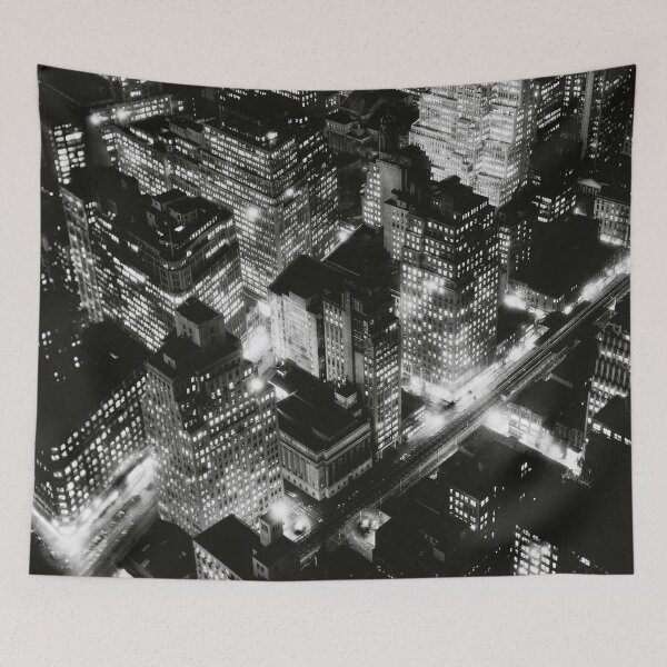 Artikelvorschau, Nachtansicht von New York City, Skyline von Manhattan, Stadtlichter, Schwarz-Weiß-Fotografie aus dem Jahr 1932 von Berenice Abbott entworfen und verkauft von Astrid Arkhangelsky.