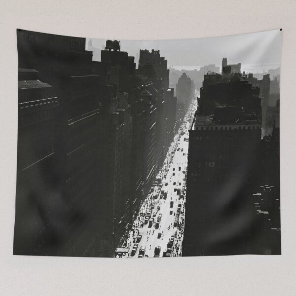 Artikelvorschau, New Yorker Betonschluchten, Seventh Avenue, Blick nach Süden von der 35. Straße, Manhattan, Schwarz-Weiß-Fotografie aus der Vintage-Ära von Berenice Abbott entworfen und verkauft von Astrid Arkhangelsky.