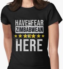 Have No Fear The Zimbabwean Is Here - Zimbabwe Flag Gift for Zimbabwean Tailliertes T-Shirt für Frauen