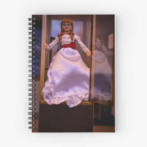 Artikelvorschau, Annabelle kommt aus ihrem Schrank. entworfen und verkauft von Johnnyphotographyactshop.