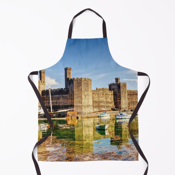 Artikelvorschau, Caernarfon Castle spiegelte sich im ruhigen Wasser seines Hafens, unterhalb der imposanten mittelalterlichen Festung lag ein historisches Schiff vor Anker. entworfen und verkauft von Kevin Hellon.