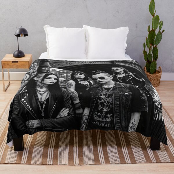 Artikelvorschau, Dark Goth Vampire Punk Rock Girls entworfen und verkauft von TheDarkWardrobe.