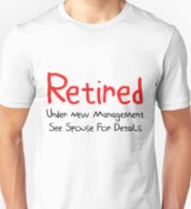 Camiseta ajustada Retirado bajo nueva dirección Ver cónyuge para detalles Gran idea de regalo Regalo divertido de jubilación