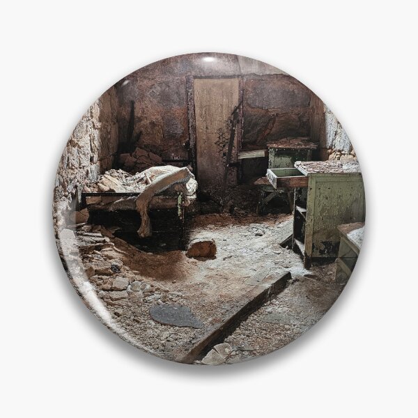Aperçu de l'œuvre Cellule de prison en ruine avec débris et puits de lumière – Pénitencier d'État de l'Est créée et vendue par Jason Bylsma.