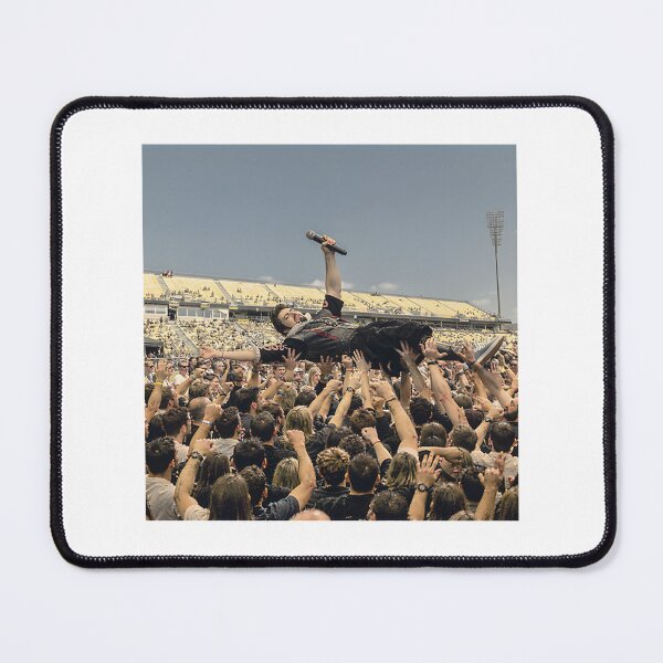 Artikelvorschau, Blackadder-inspirierte Crowdsurfing-Szene beim Elizabethan Rock Festival Chaos-Kunstwerk entworfen und verkauft von Menshoping.