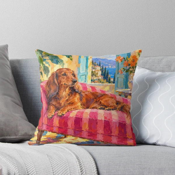 Dekokissen mit dem Motiv Langhaardackel auf Sofa im Vintage-Stil