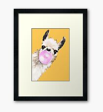 Lámina enmarcada Bubble Gum Sneaky Llama en amarillo mostaza