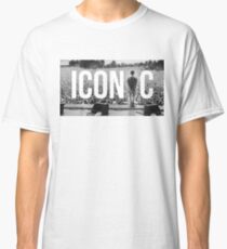 ICONIC // OASIS AT KNEBWORTH. Liam in front of crowd Classic T-Shirt