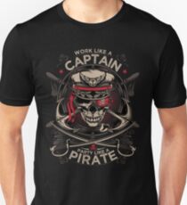Arbeite wie eine Kapitänsparty wie ein Pirat Slim Fit T-Shirt
