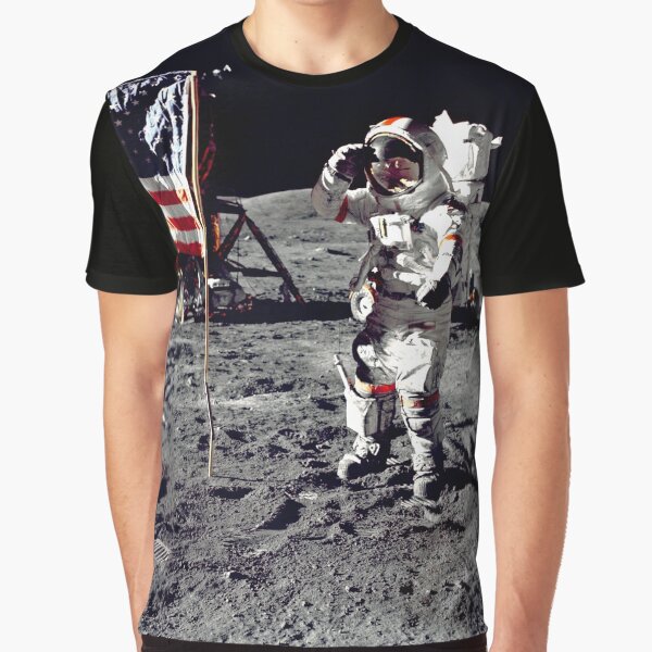 Astronaut salutes the US flag Graphic T-Shirt