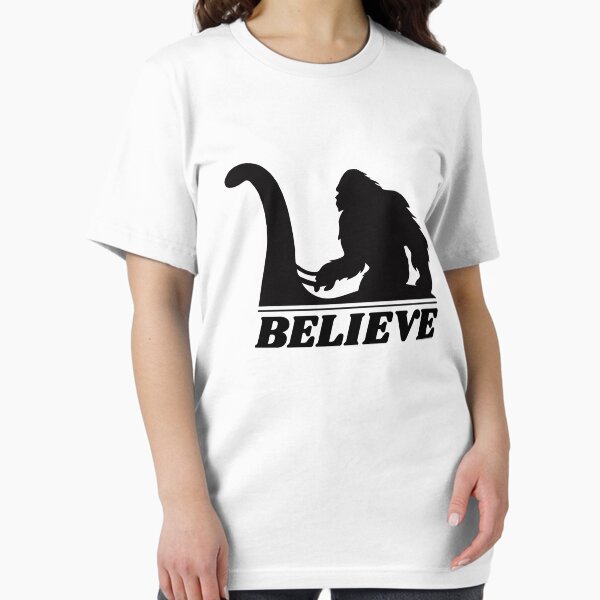 Artikel-Vorschau von Bigfoot Sasquatch Reiten Lochness Monster Nessie, designt und verkauft von AWhiskeyWear.