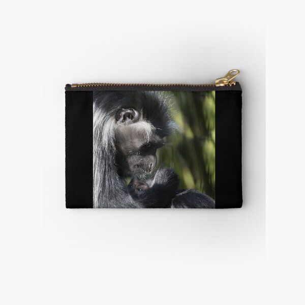 Aperçu de l'œuvre Nourrir le bébé Colobus créée et vendue par KbytesOfJax Outdoor and Nature.