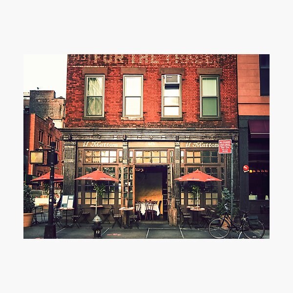 Item preview,  La ville de New York. La façade du café est composée de briques rouges et il y a un merveilleux panneau fané qui se trouve au-dessus des fenêtres supérieures.

-

Voir plus de mes photographies sur mon site Web "NY Through The Lens - New York City Ph designed and sold by Vivienne Gucwa.