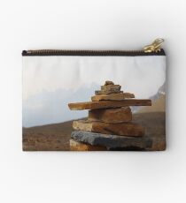 Bolso de mano Inukshuk Trail Marker en las montañas