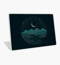Vinilo para portátil Entre las montañas y las estrellas