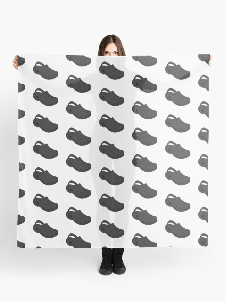 Aperçu 1 sur 3. Foulard avec l'œuvre Chaussures sabots noires Crocs créée et vendue par tlaprise.